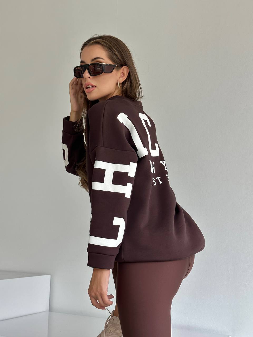 Sweat avec écriture par derrière