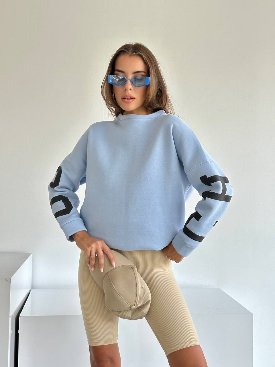 Sweat avec écriture par derrière