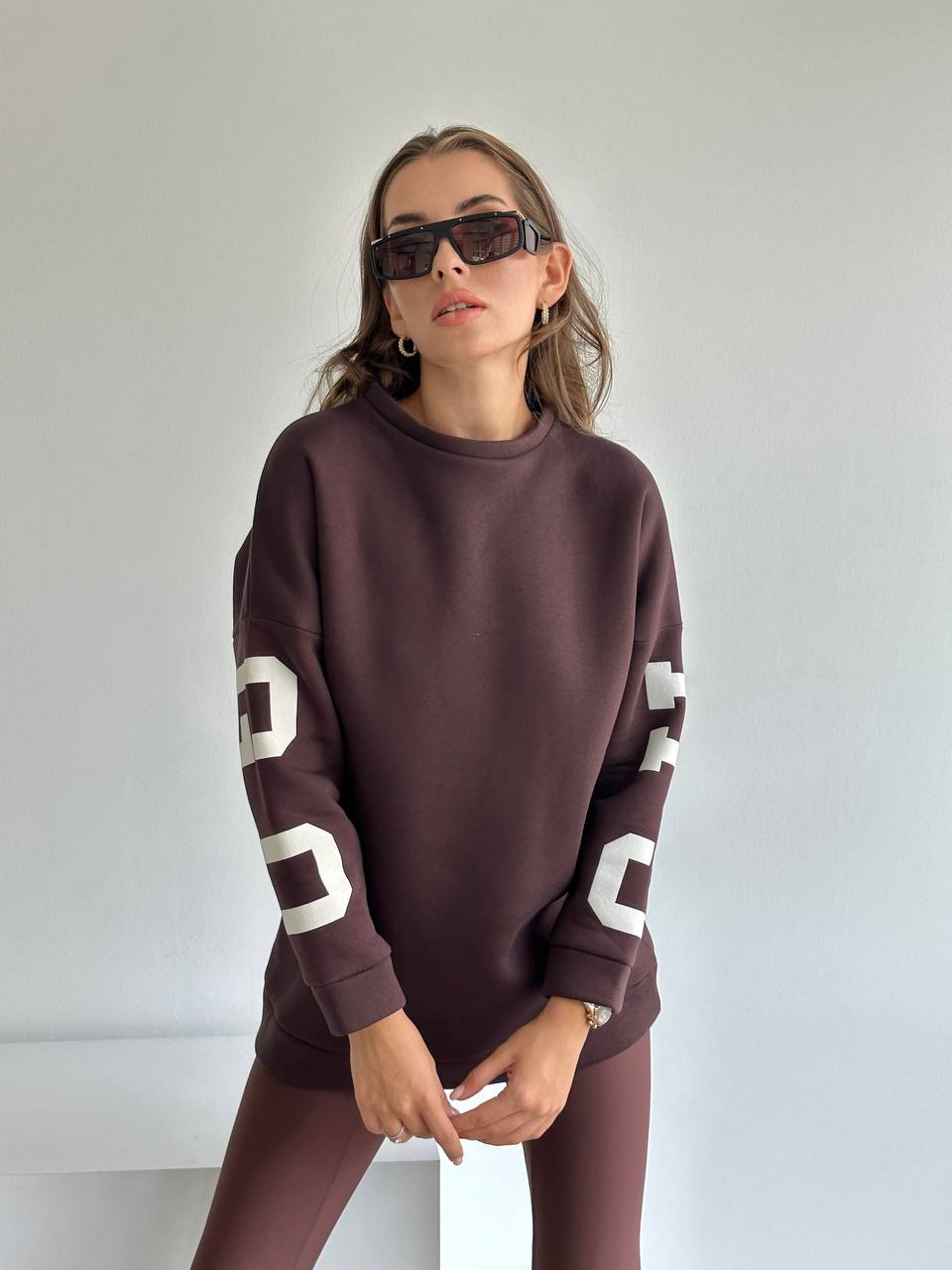 Sweat avec écriture par derrière