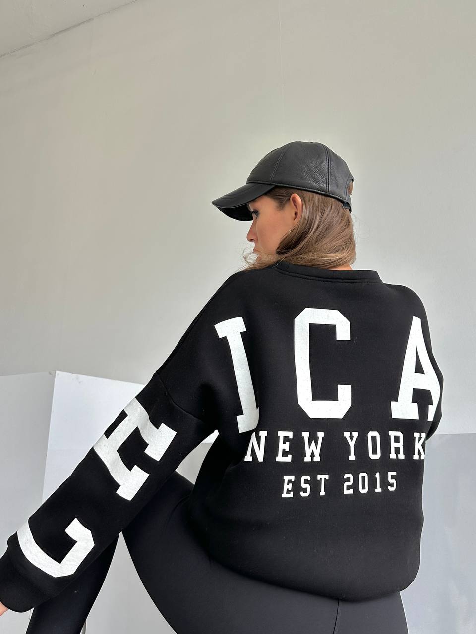 Sweat avec écriture par derrière